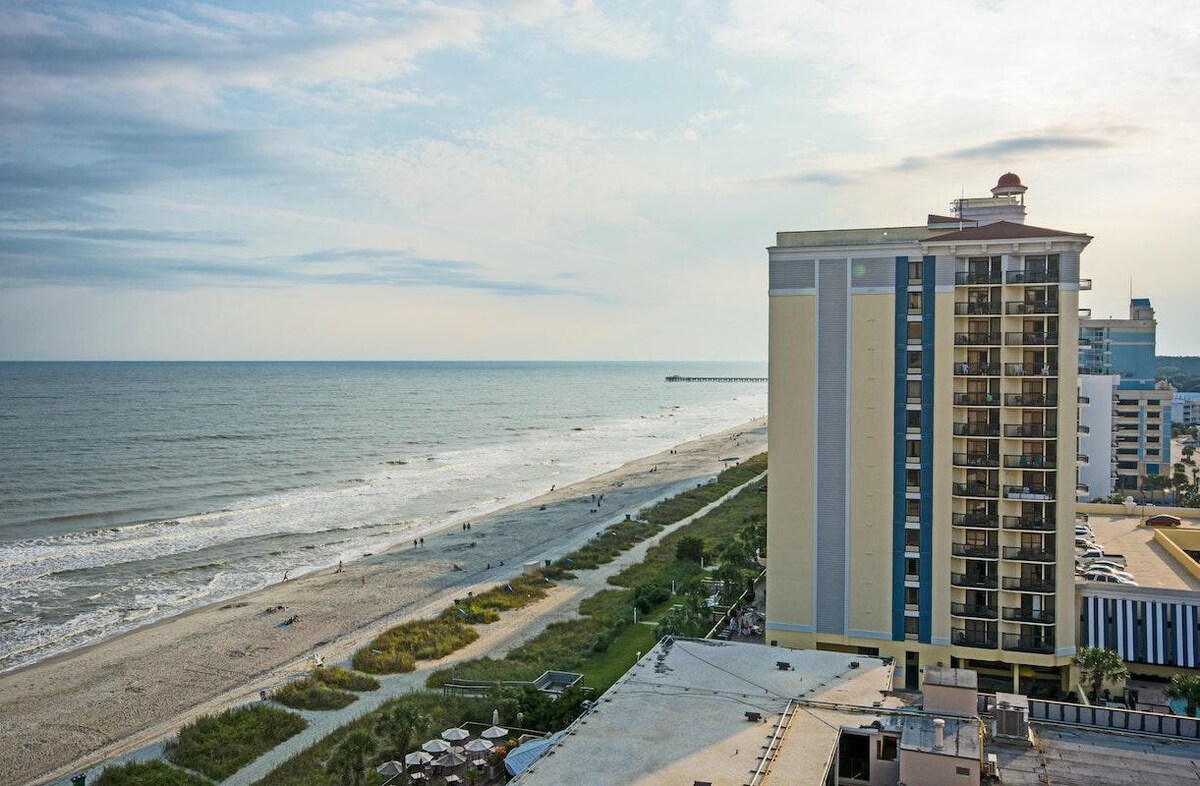 Oceanfront 3BR Condo: Comfort & Views