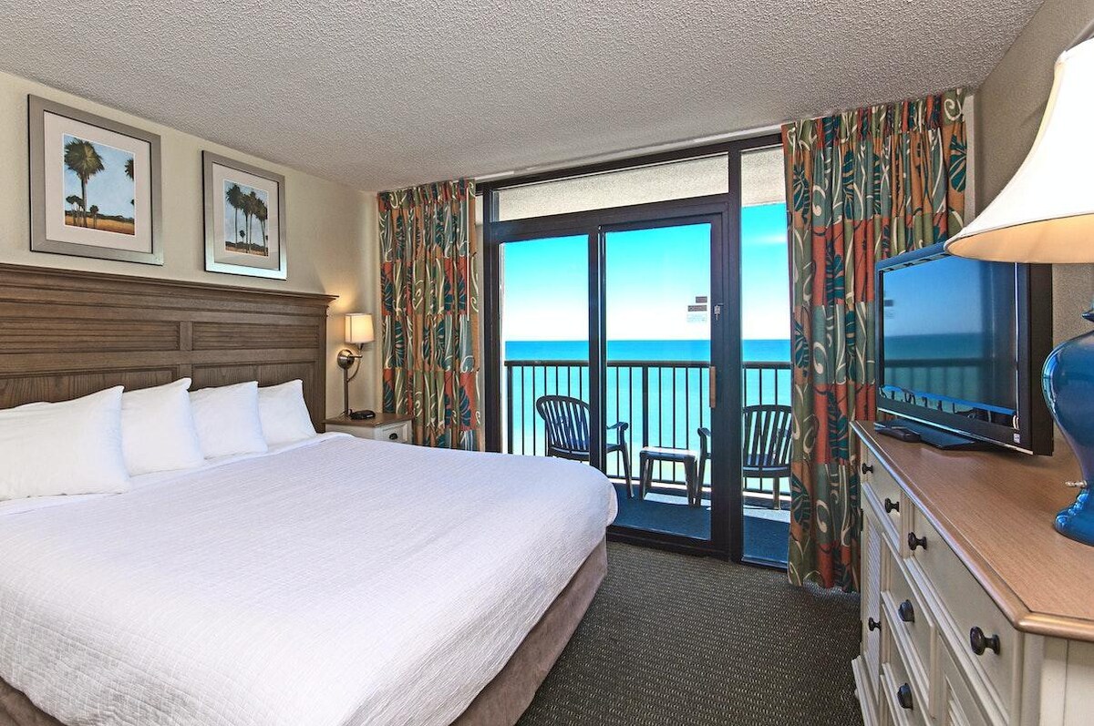 Oceanfront 3BR Condo: Comfort & Views