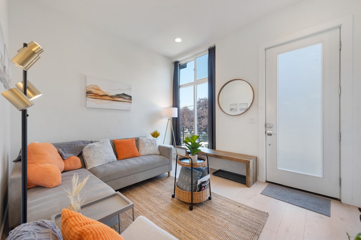 Cozy 2BR | Skyline View | Sunlit | City |  Parking