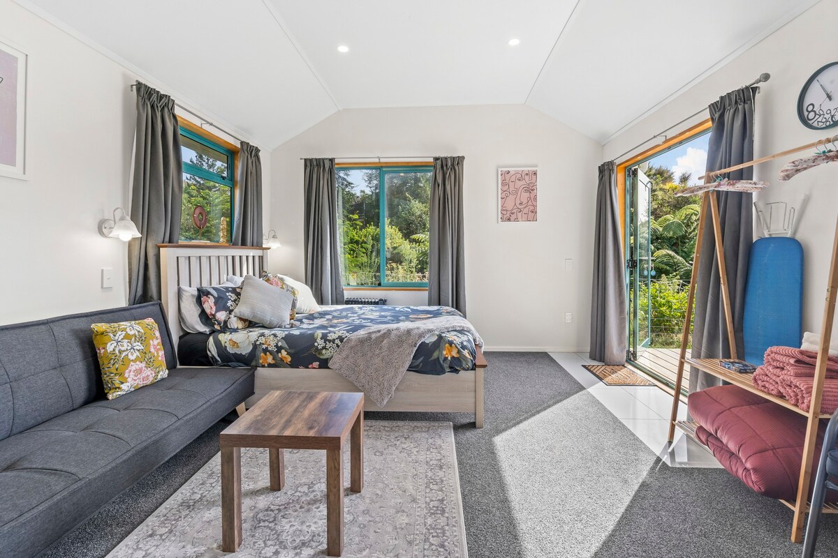 Hilltop View - Nikau Valley Paraparaumu Cottage