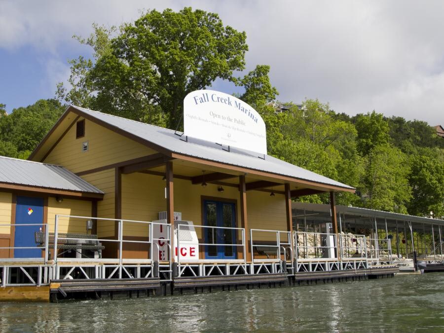 Cozy, quiet Lakeside condo close to strip & Marina