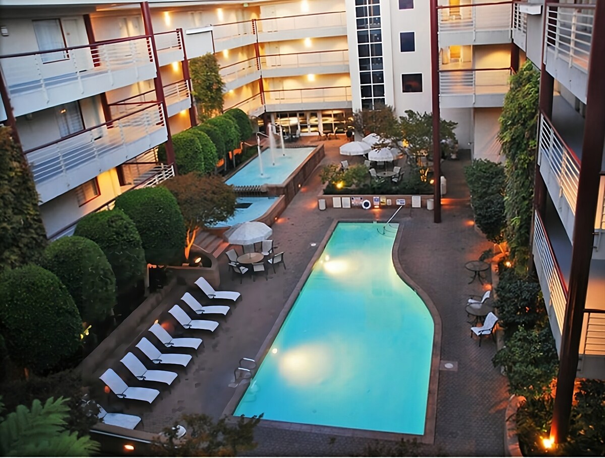 4 Executive 2 Queens at Cupertino Hotel, Pool!