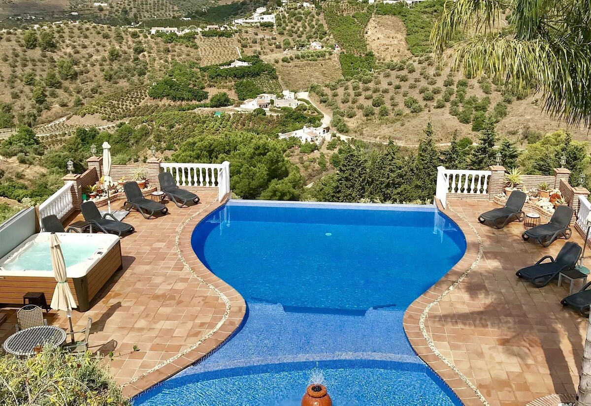 Villa With Infinity Pool Hot Tub