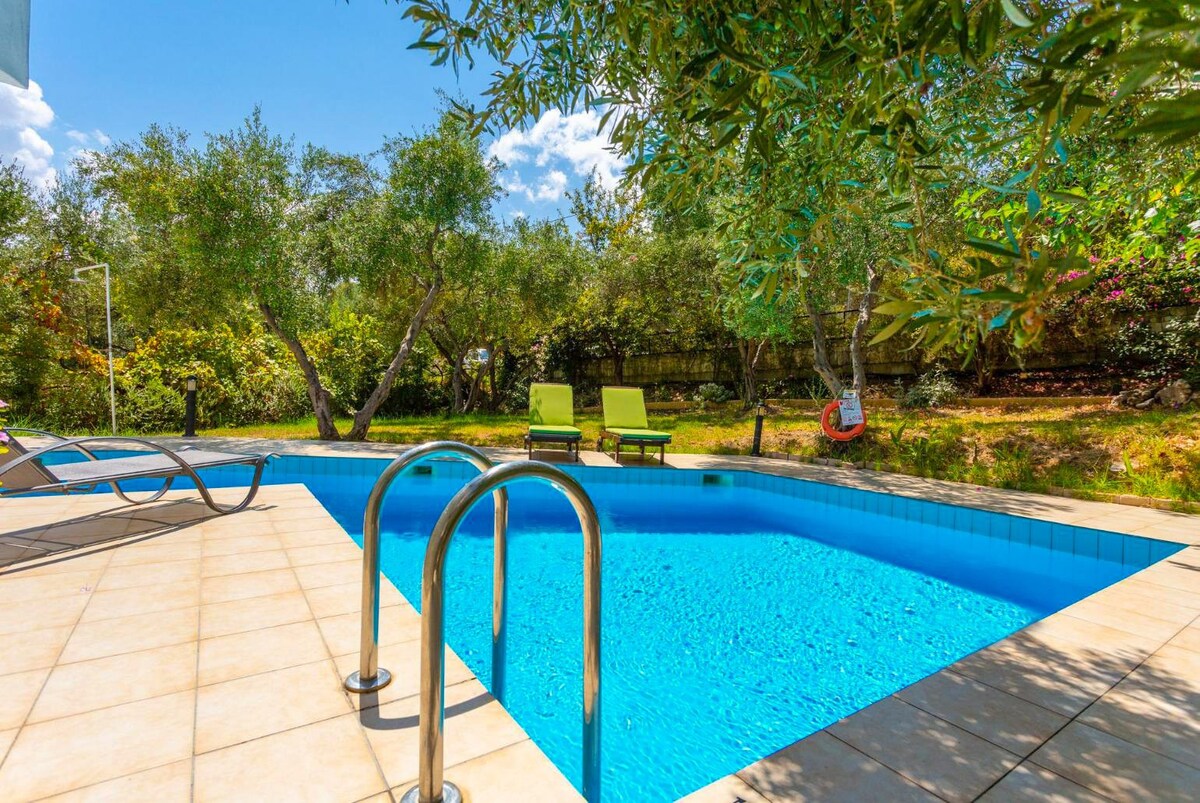 Villa Dimitra: Large Private Pool, Sea Views, A/C, WiFi, Eco-Friendly