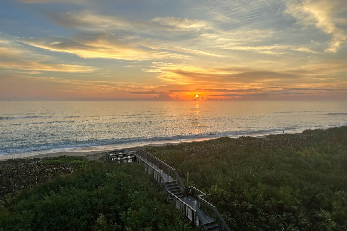 Oceanfront, dog-friendly 1BR with pool & sunrises