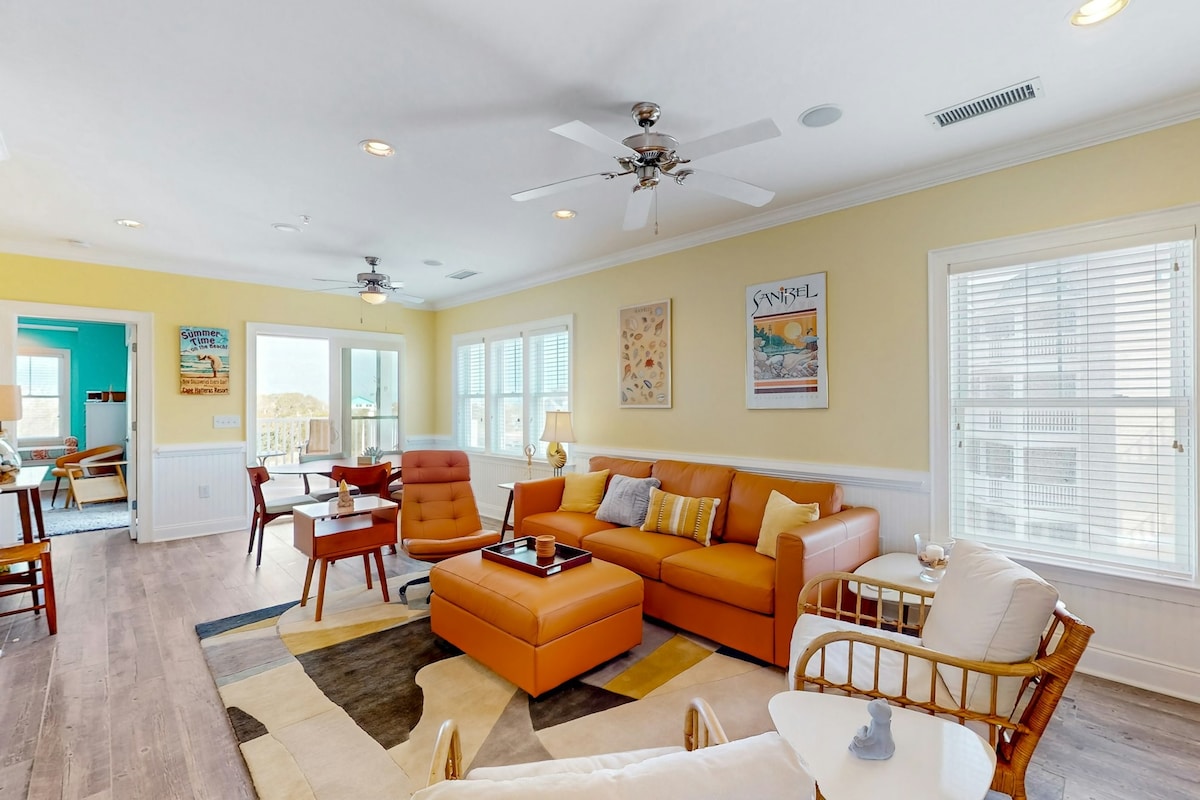 Vibrant 2BR beach retreat with washer/dryer
