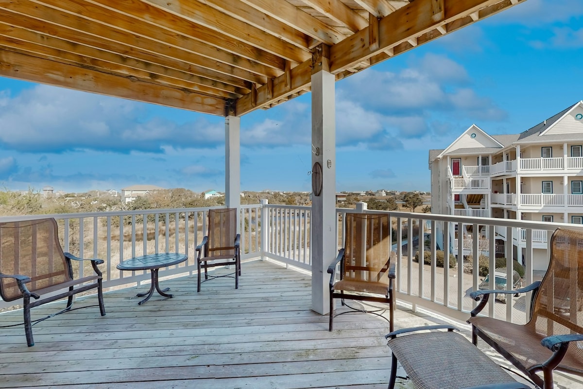 Vibrant 2BR beach retreat with washer/dryer