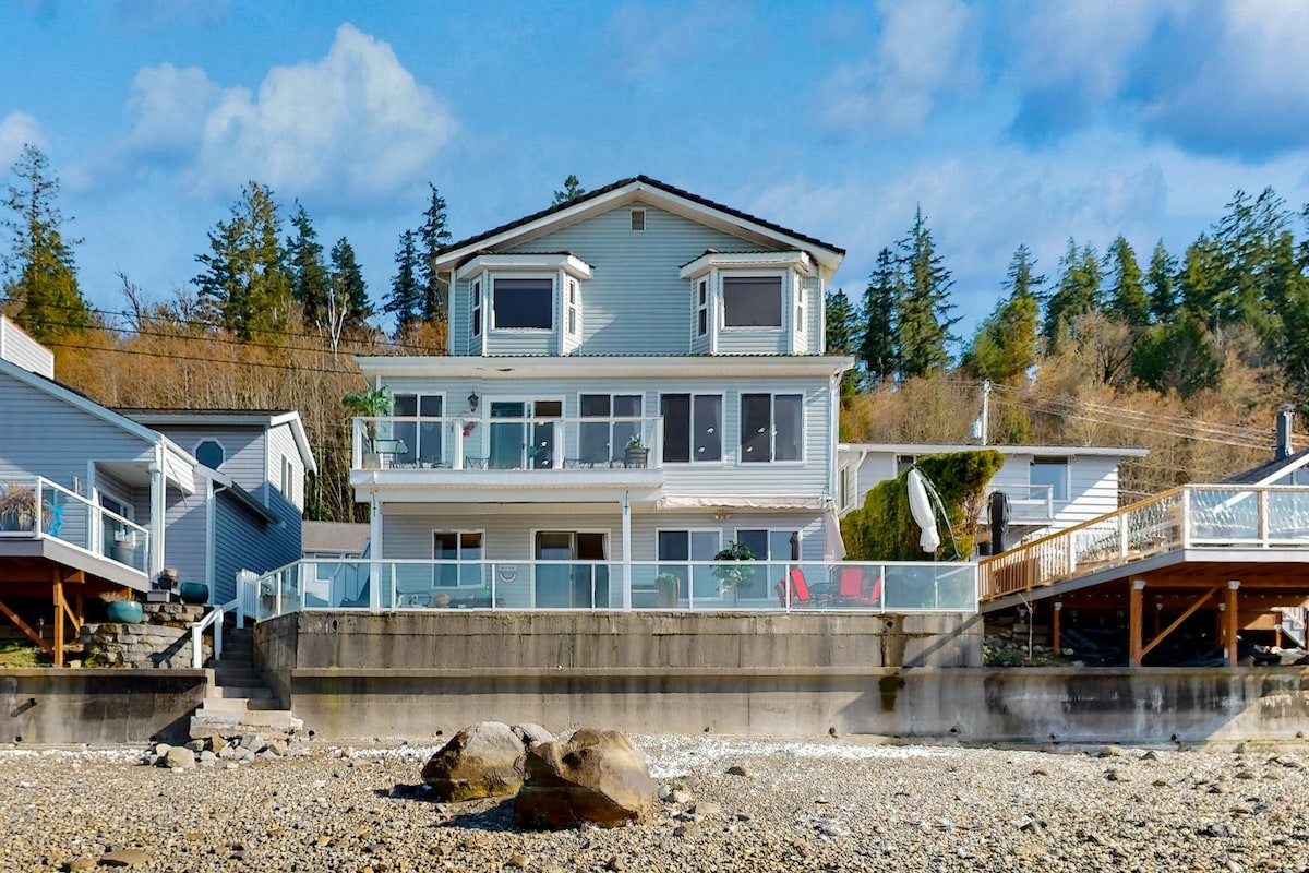 3BR spacious waterfront home with beach & kayaks