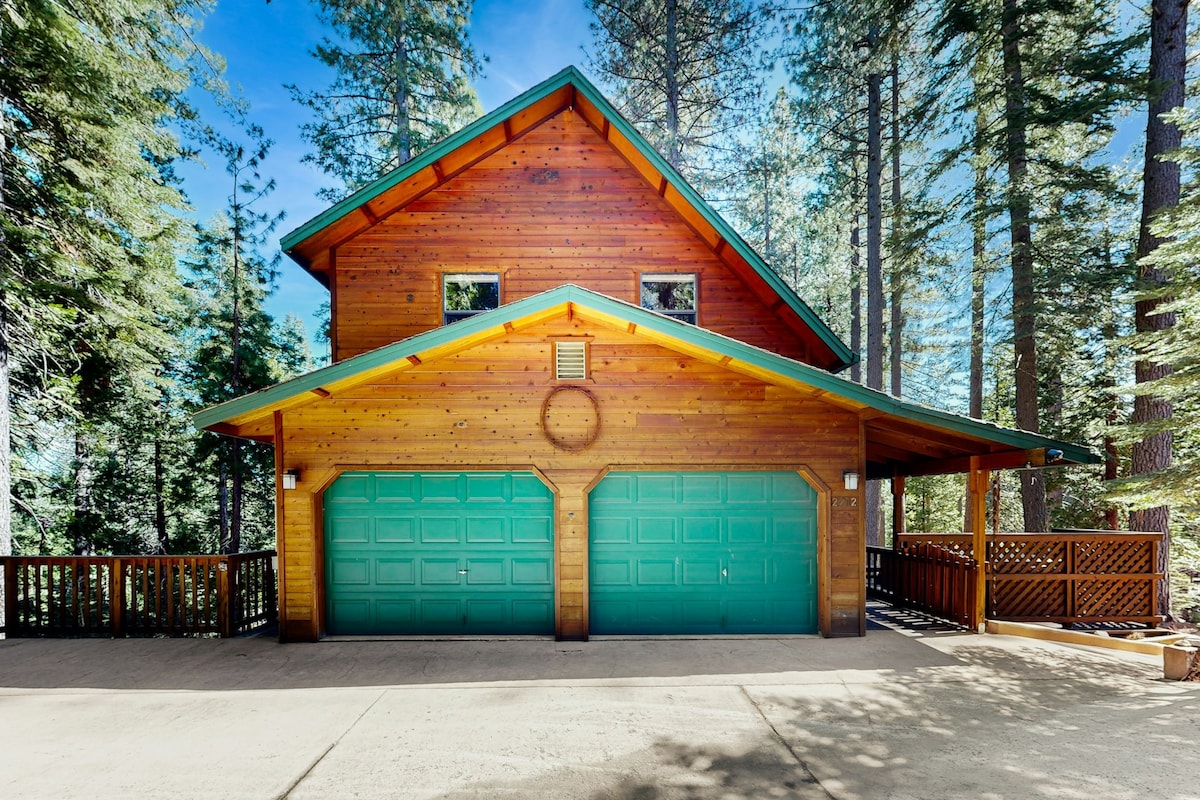 3BR mountain-view cabin with private hot tub