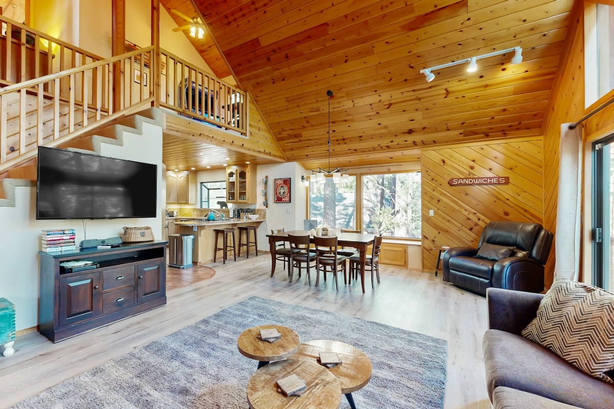 3BR mountain-view cabin with private hot tub