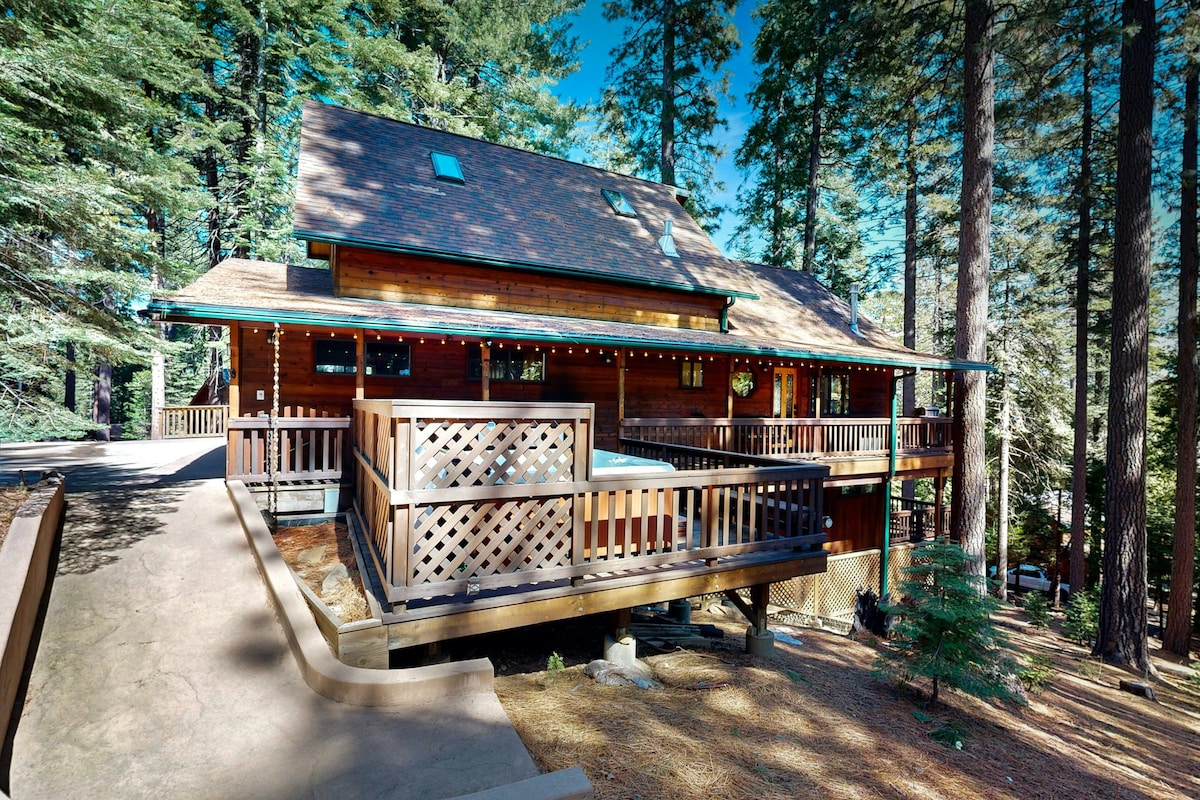 3BR mountain-view cabin with private hot tub