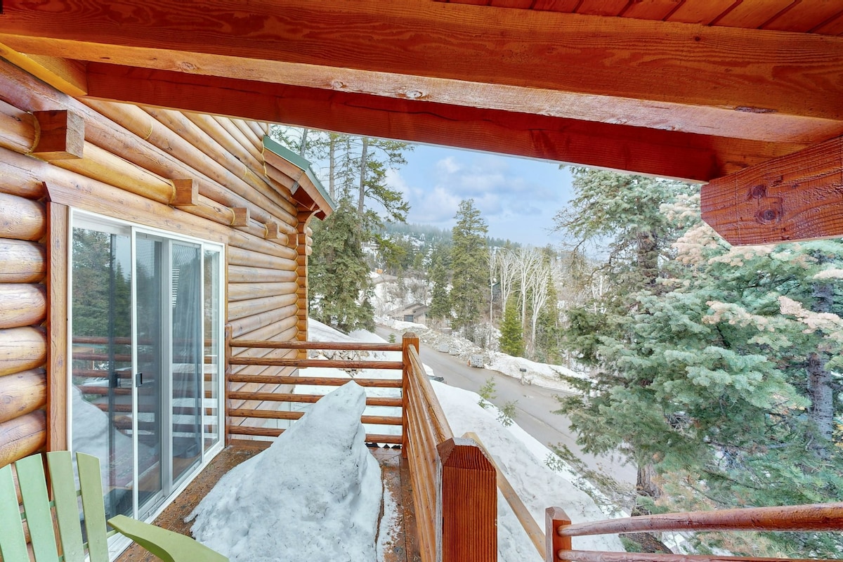 4BR mountain getaway w/ hot tub, fireplace, & deck