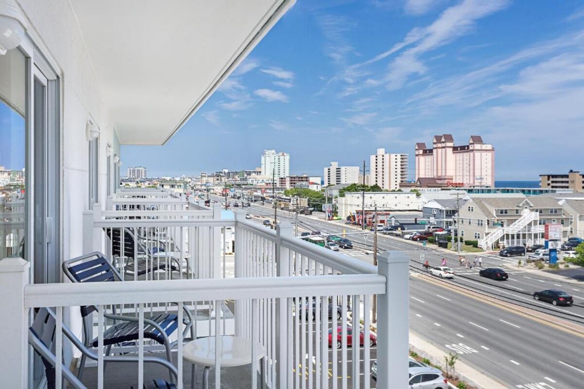 Guest Room with 1  King Bed w/ Balcony