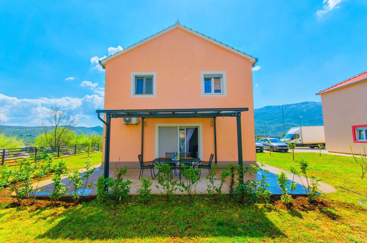 Three Bedroom House, in Dugopolje