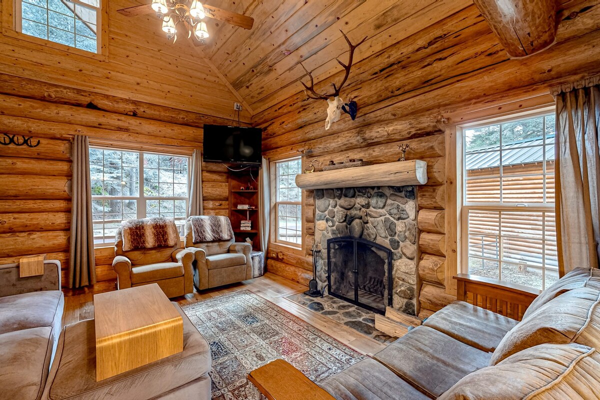 4BR quiet mtn view cabin - bikes & wood fireplace