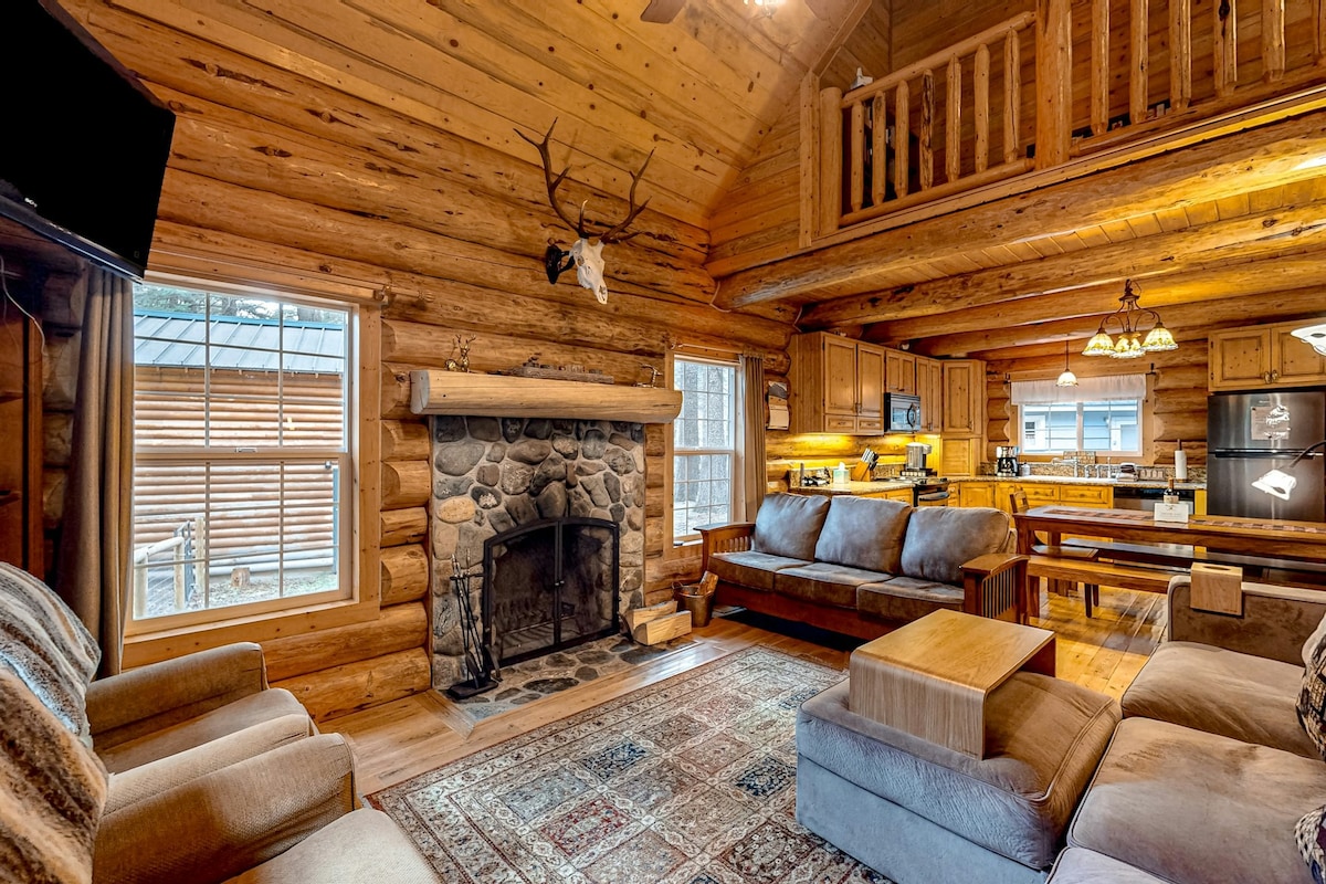 4BR quiet mtn view cabin - bikes & wood fireplace