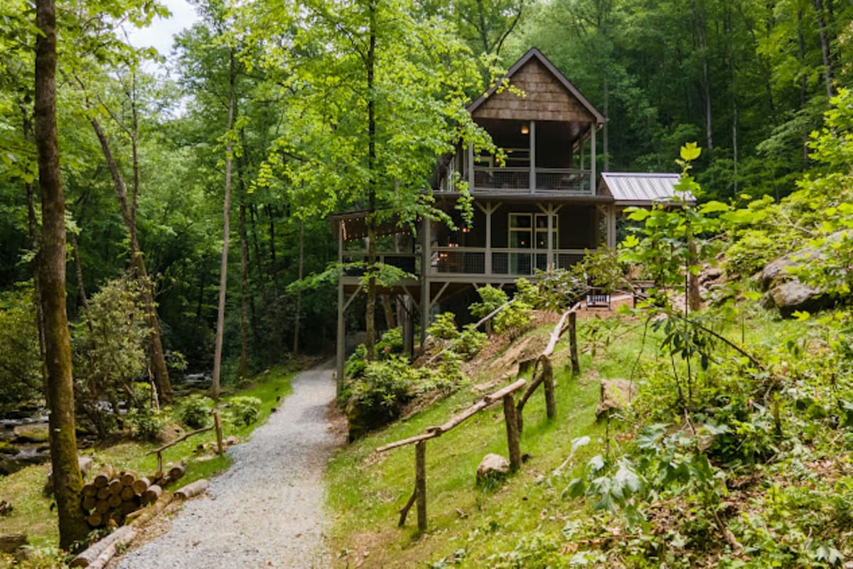 Magical private mountain retreat w/ trail to creek