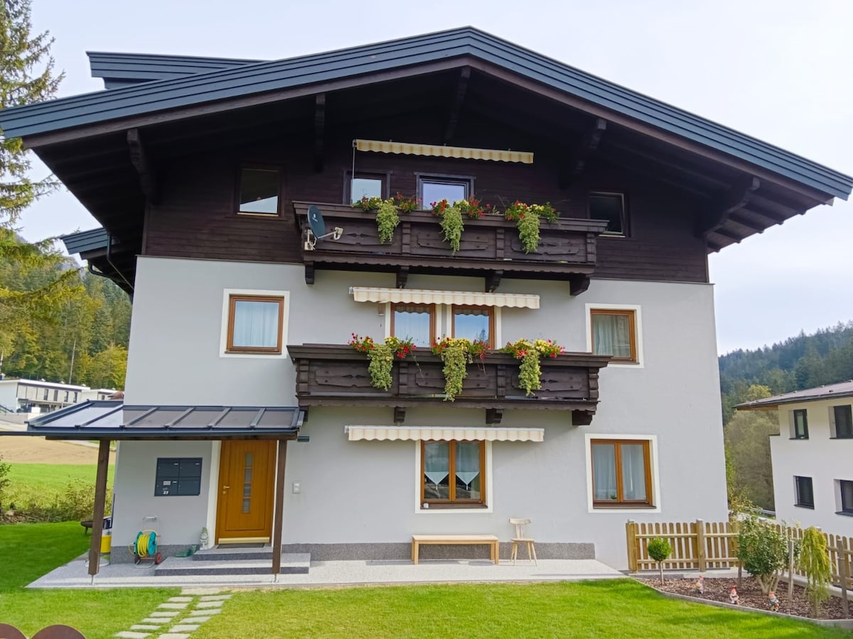 Idyllically situated flat, 800m to the ski bus