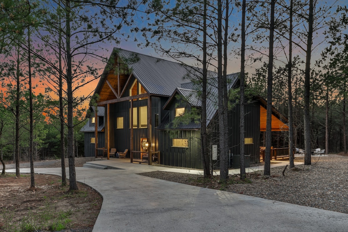 NEW! Modern + Secluded Cabin | Hot Tub & Fire Pit