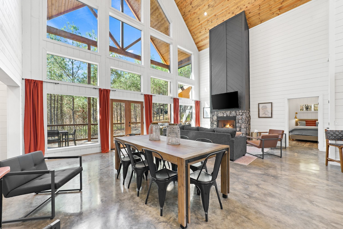 NEW! Modern + Secluded Cabin | Hot Tub & Fire Pit