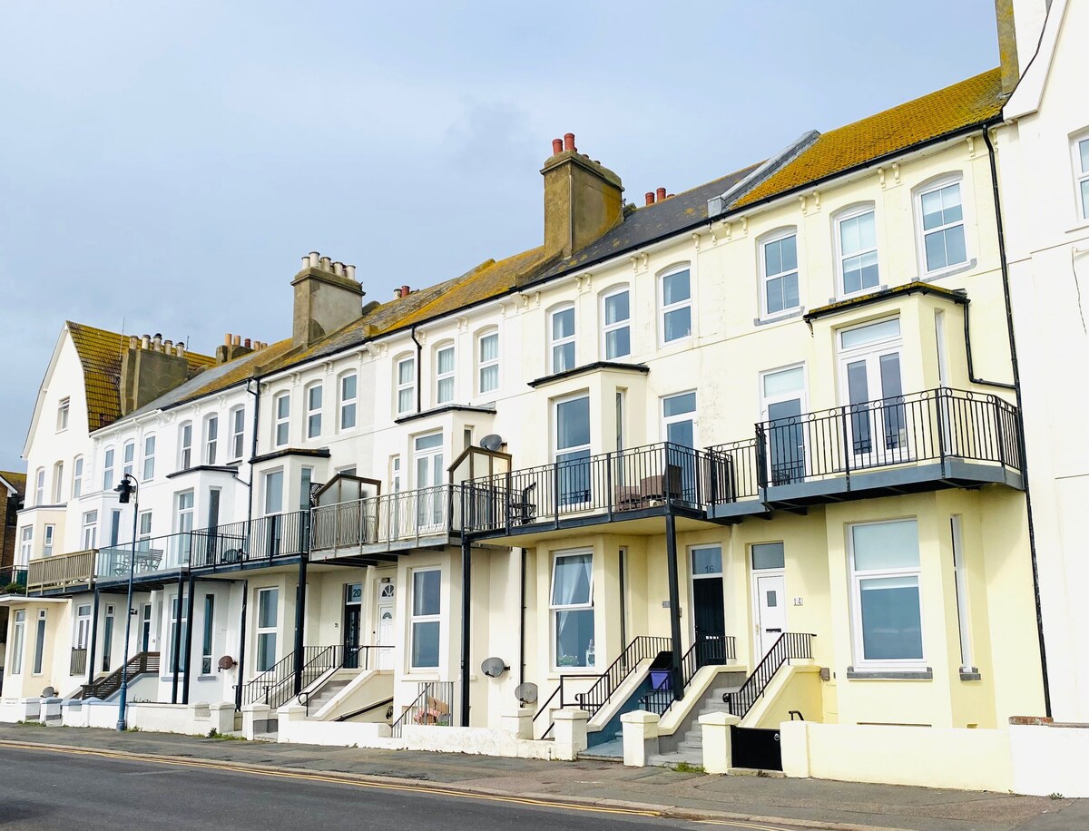 Beachfront bolthole with seaview in idyllic Hythe