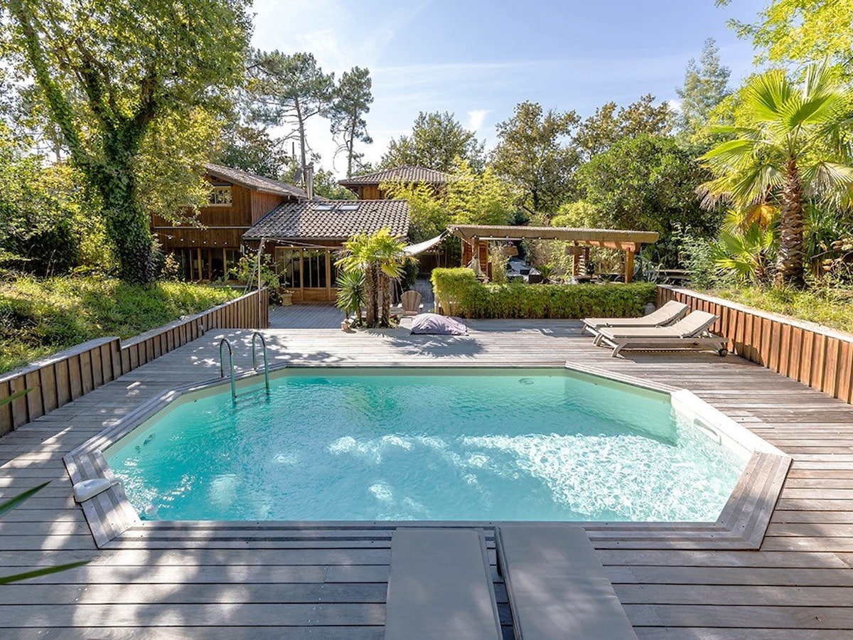 豪华木质别墅，带温水游泳池