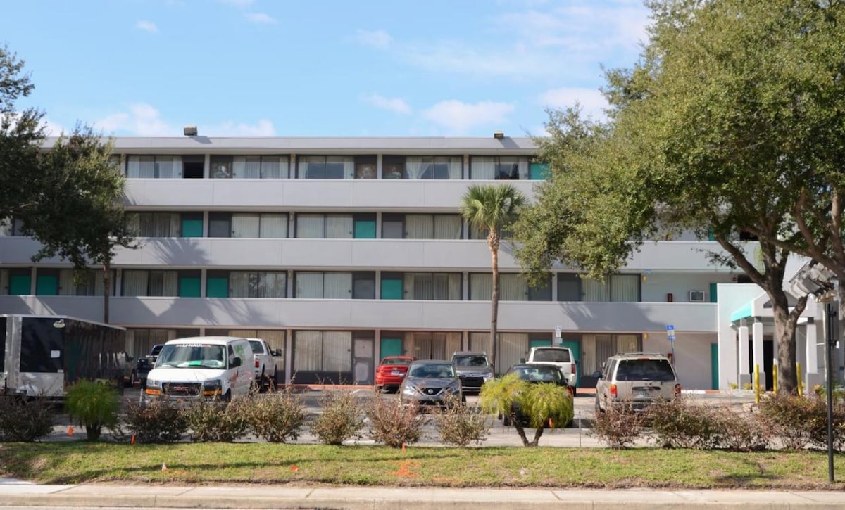 Altamonte Dreams l Poolside.  Free Parking