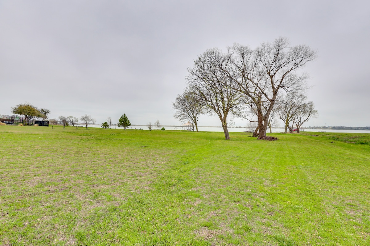 Rowlett Home w/ Hot Tub & On-Site Lake Access!