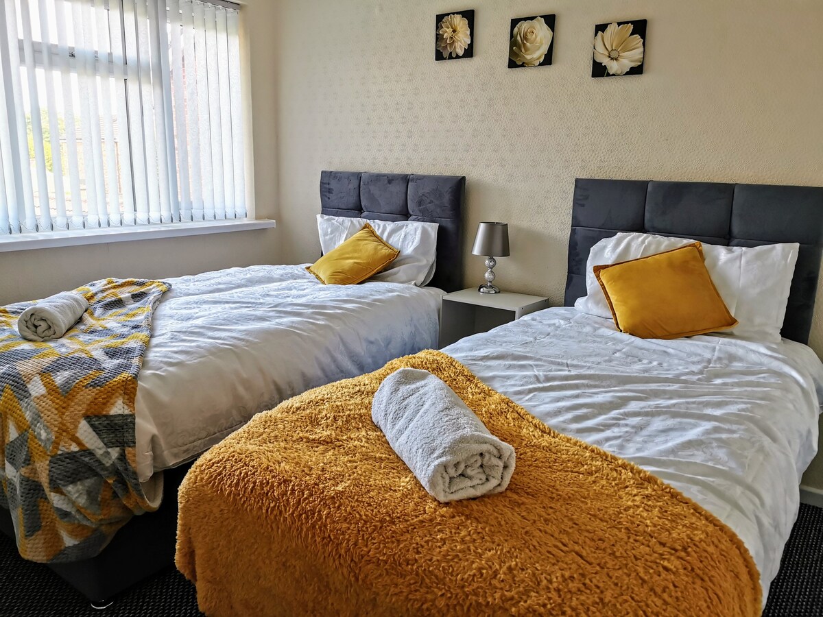 Stunning 3 Bedroom,5 beds House in Wolverhampton