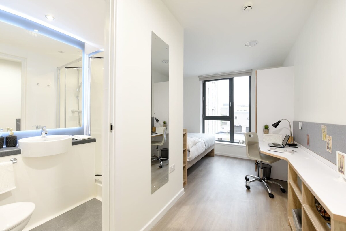 Modern Private Bedroom with Shared Kitchen