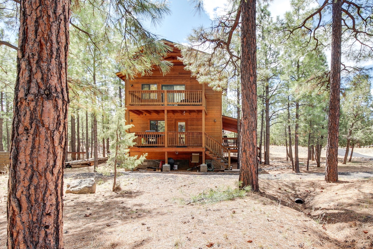 Tranquil Heber-Overgaard Cabin w/ Decks & Grill!