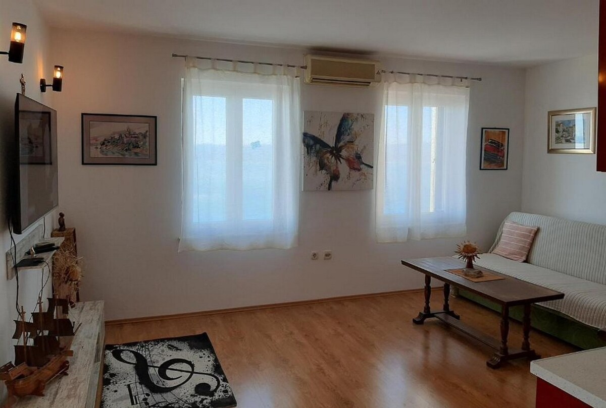 K-21629 Three bedroom house with terrace and sea