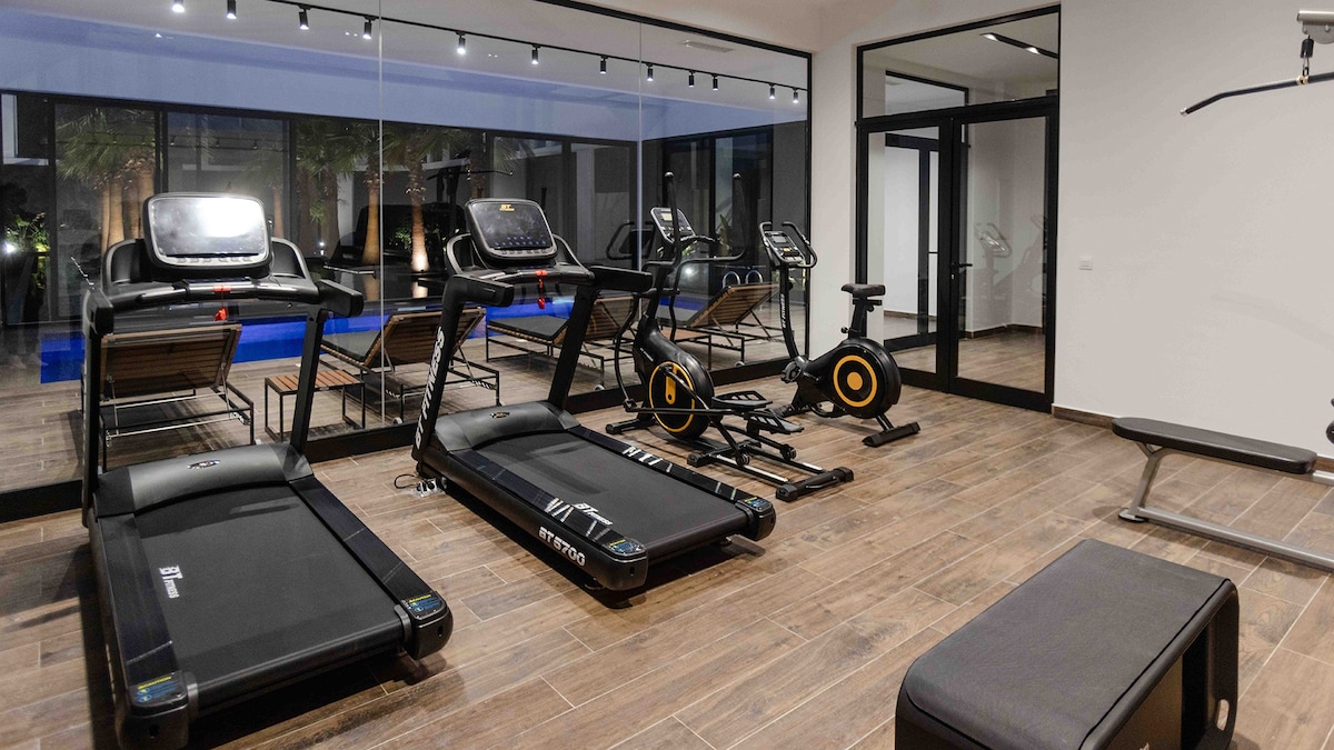 California Luxury Flat with Gym and swimming pool