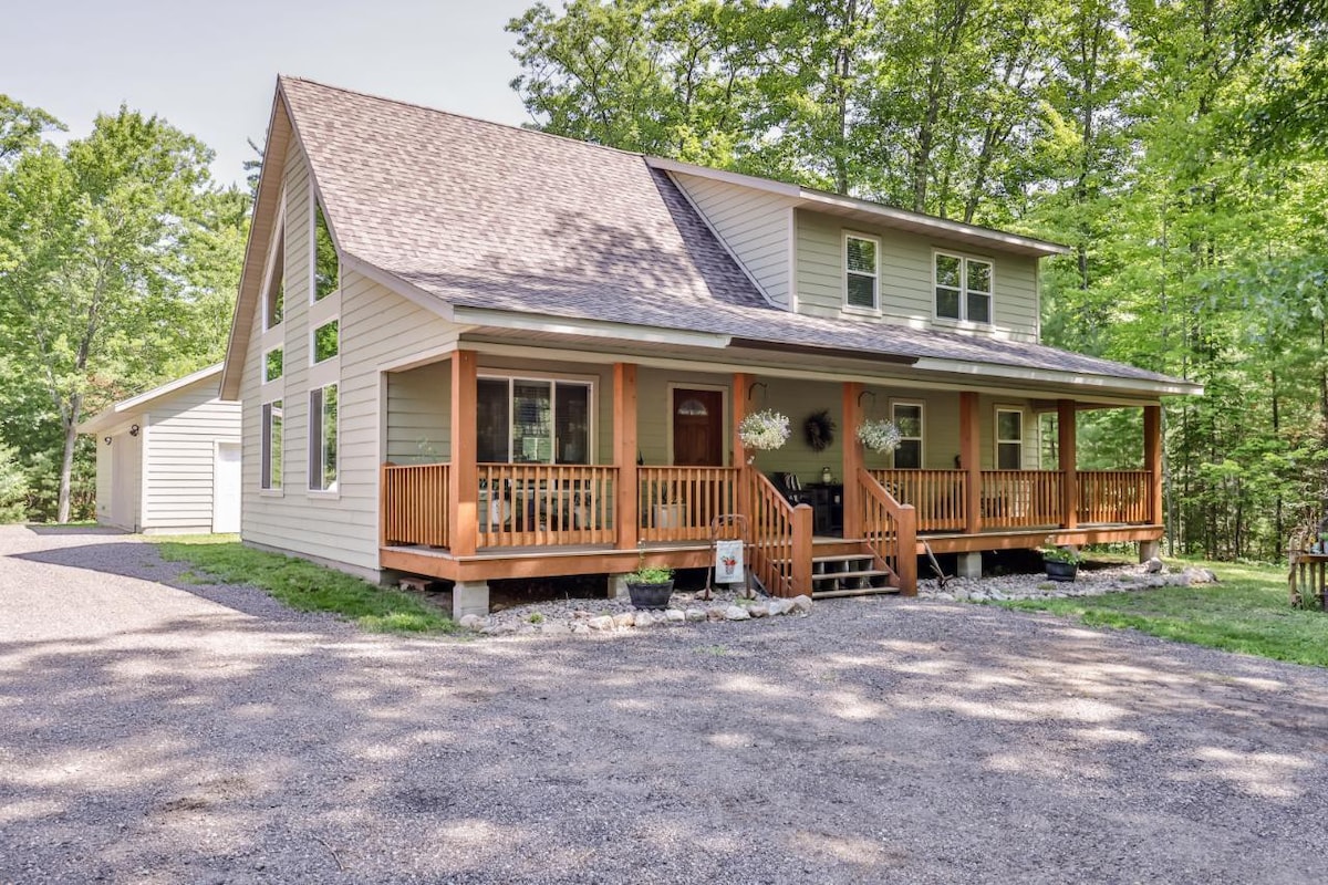 New! Charming & Updated - Lake Access, Firepit, AC