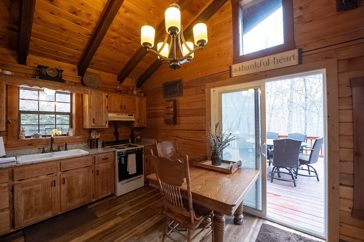 Cabin Slps 4, big deck, Woods, Kitchen