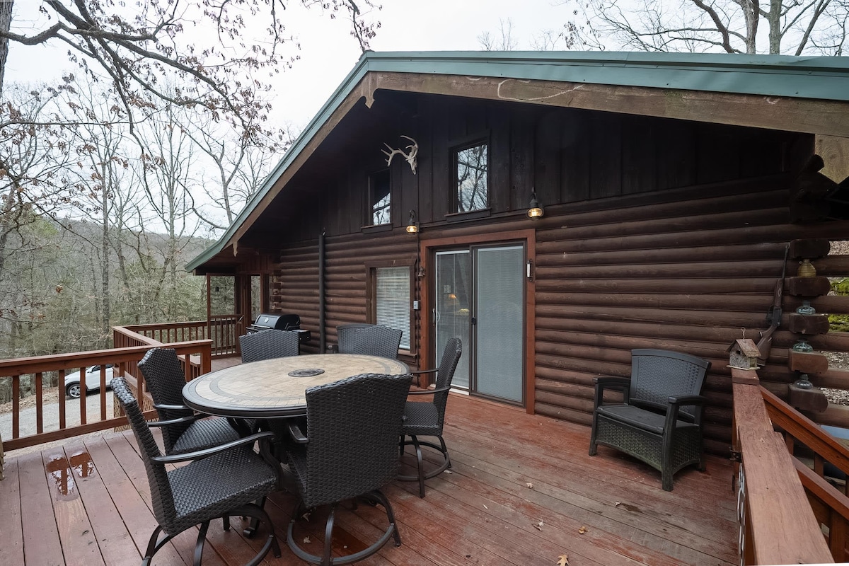 Cabin Slps 4, big deck, Woods, Kitchen