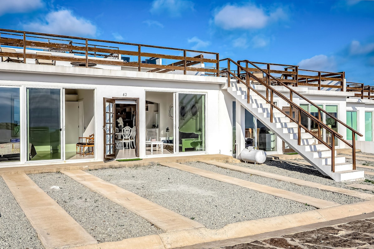 Oceanfront 3BR with beach views, pool & rooftop