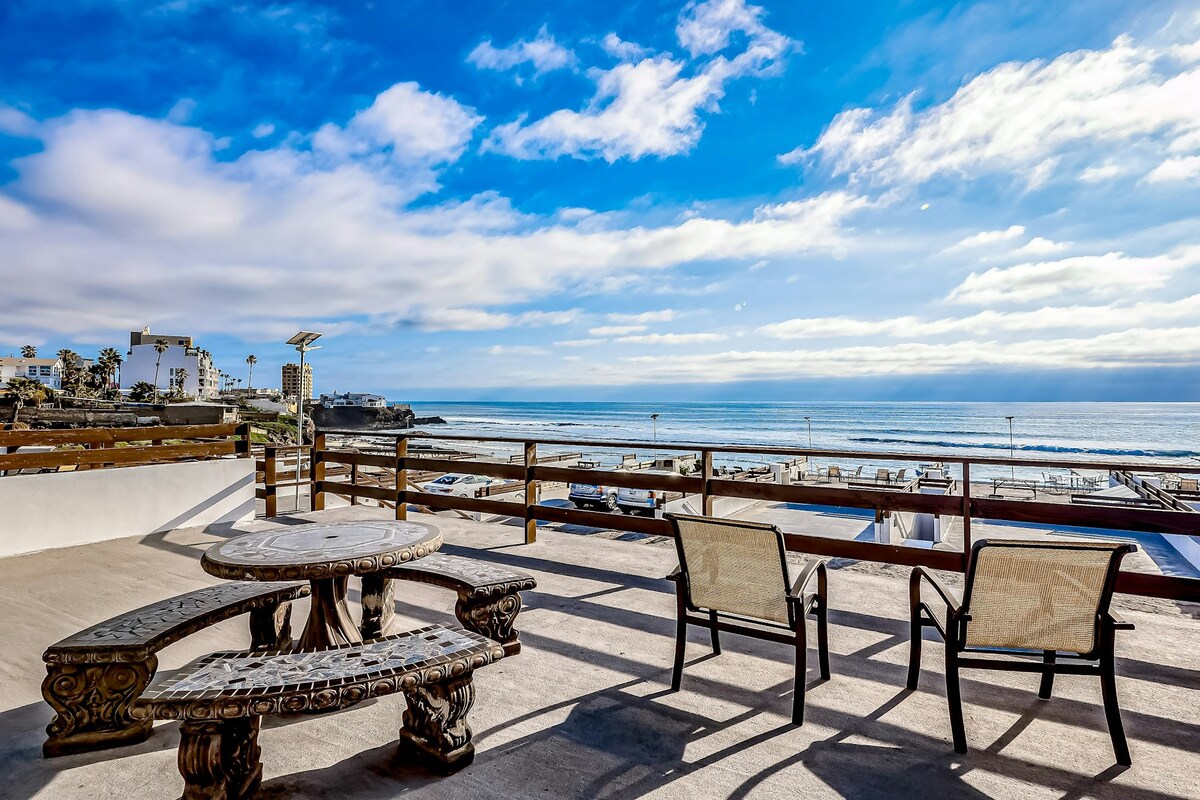 Oceanfront 3BR with beach views, pool & rooftop