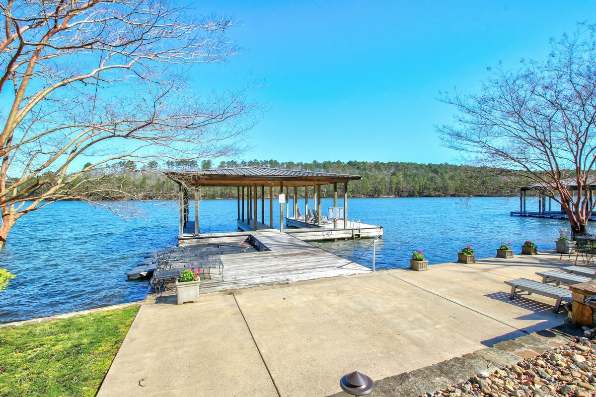 5BR Lakefront home w/dock, 2 kitchens, pool table