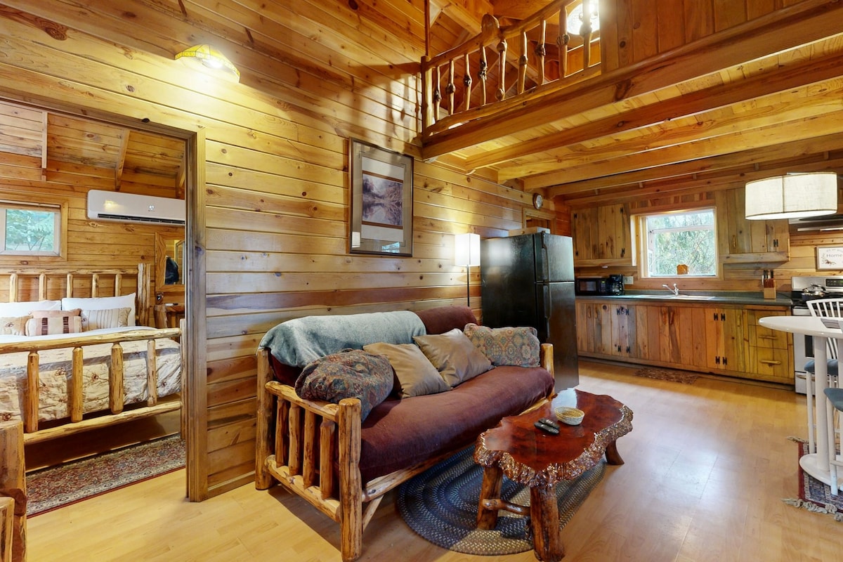 1BR secluded dog-friendly cabin with pond views