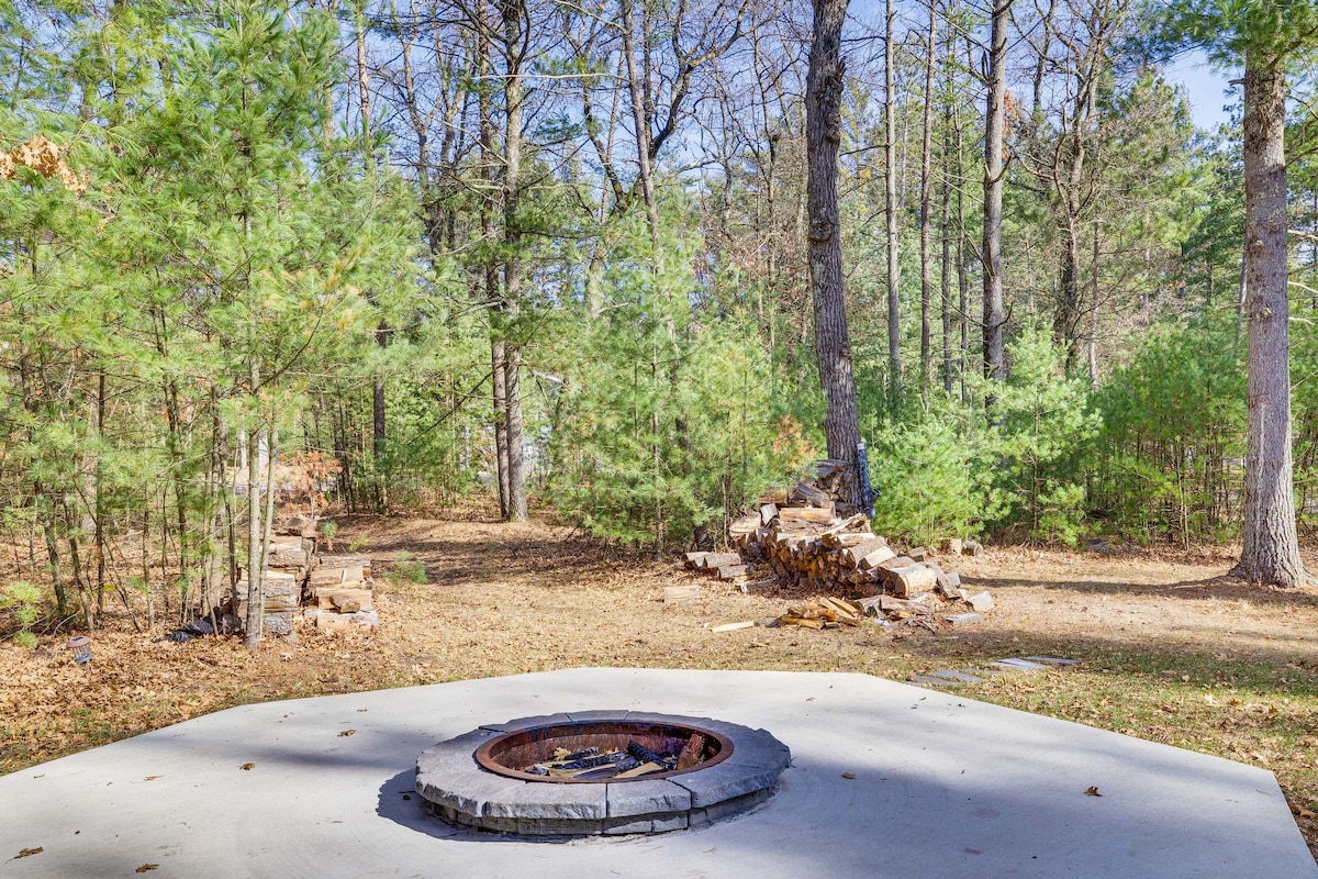 Merrillan Cabin w/ Fire Pit < 1 Mi to Lake Arbutus