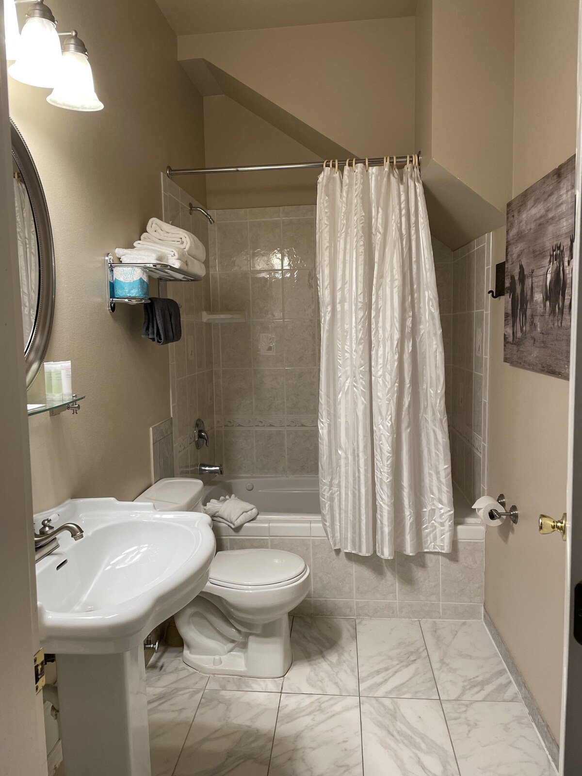 Room 6- Old West Room-Double Queen- Bath w/Jet Tub