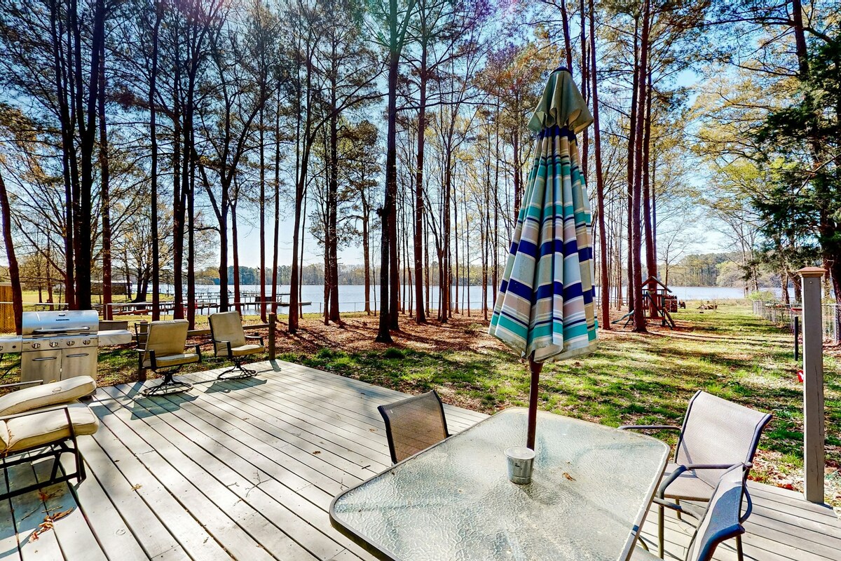 Lakefront, dog-friendly 4BR with dock & kayaks