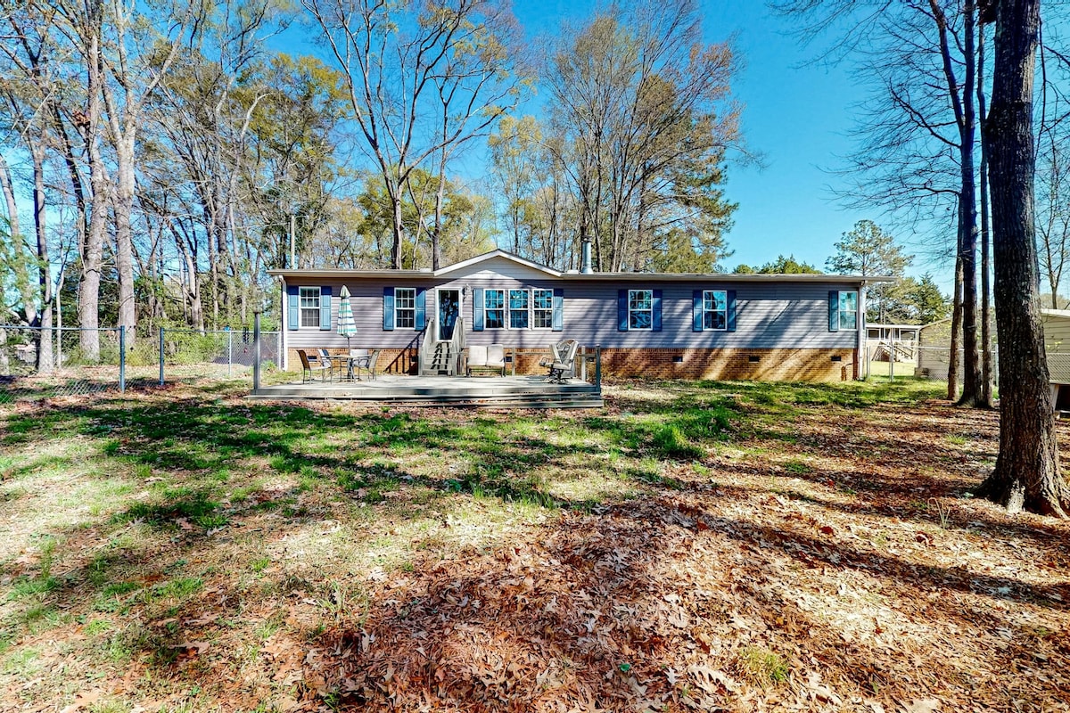 Lakefront, dog-friendly 4BR with dock & kayaks