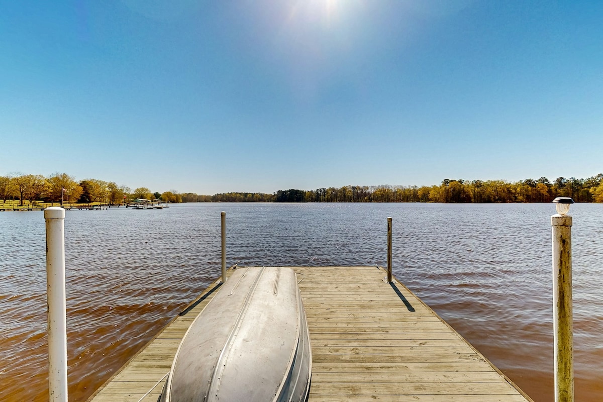 Lakefront, dog-friendly 4BR with dock & kayaks