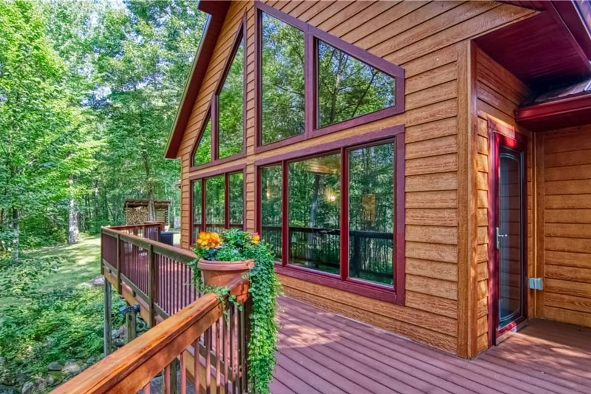 4BR private cabin with wrap-around deck, fireplace