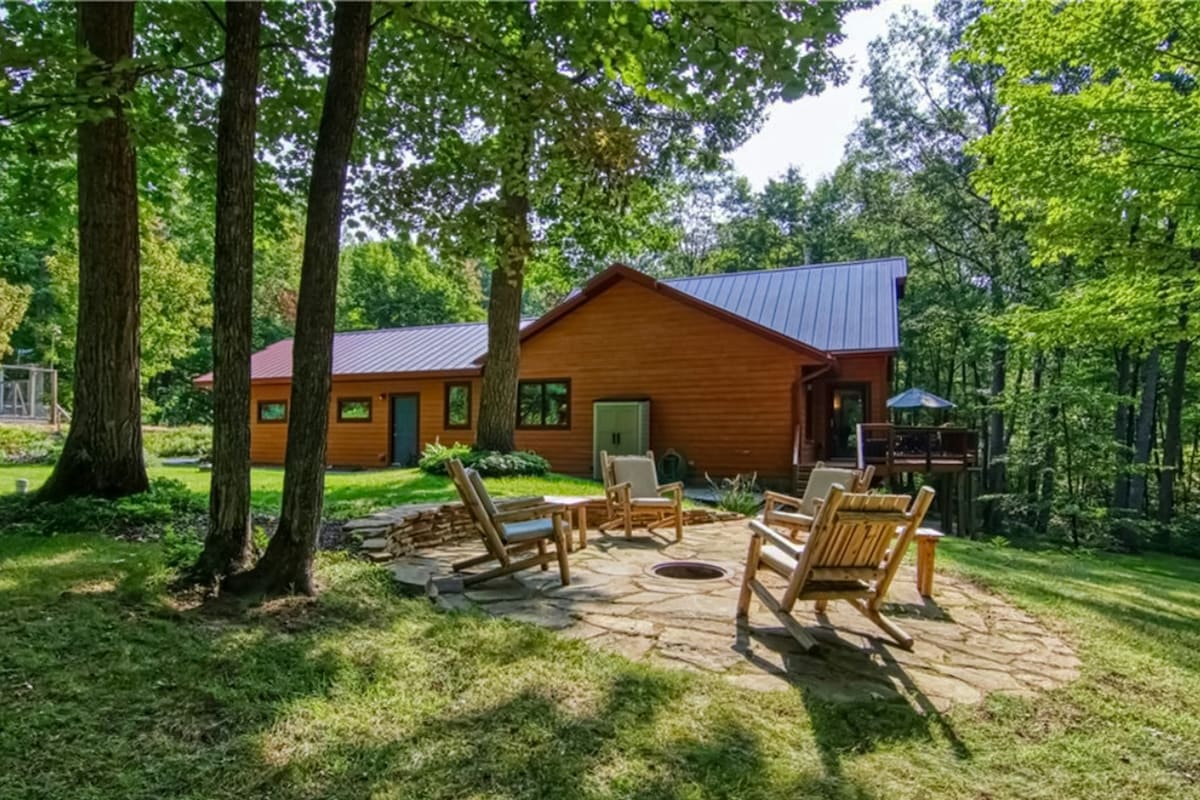 4BR private cabin with wrap-around deck, fireplace