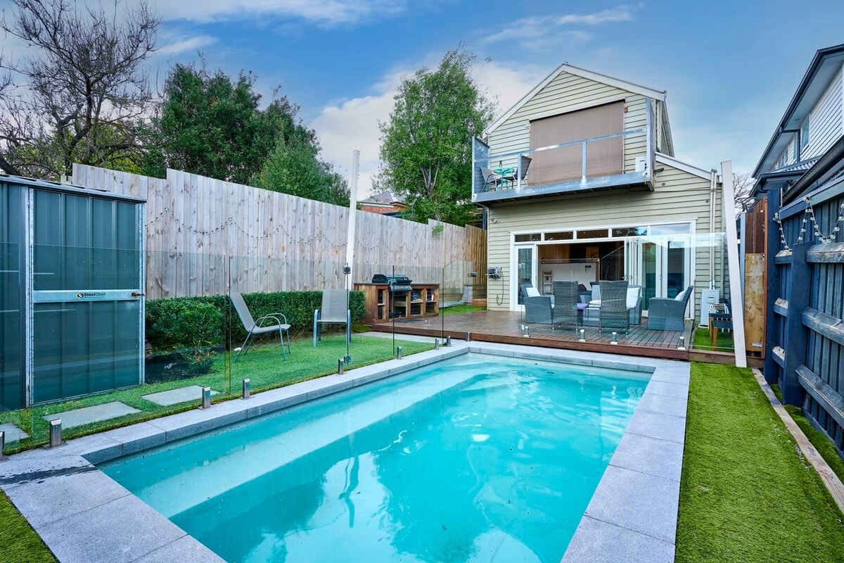 Bowen Street Family Retreat with Pool