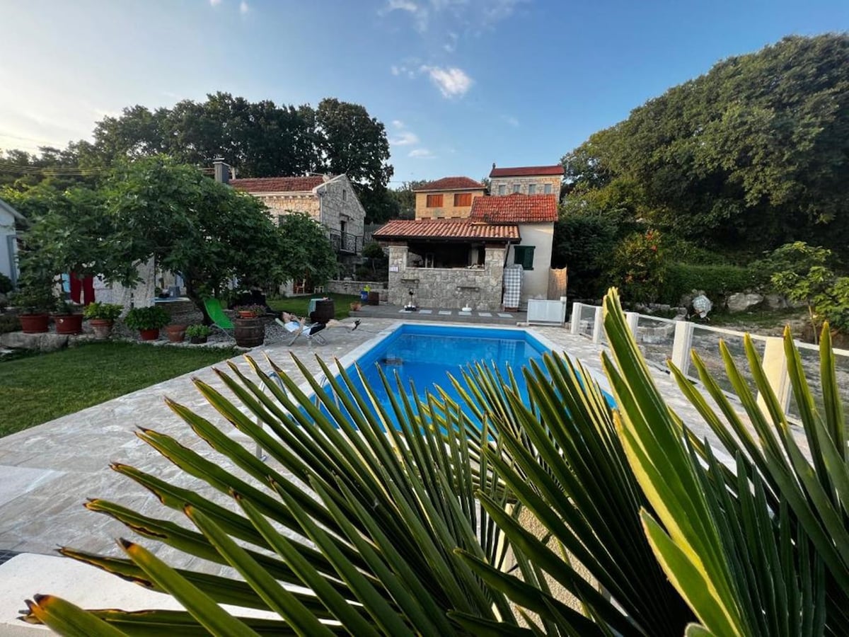 Villa Luca - Rustic Stone Villa with Swimming Pool