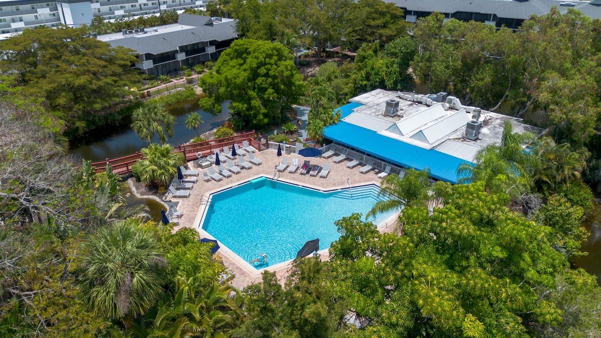 Luxury Retreat Park Shore Resort 149